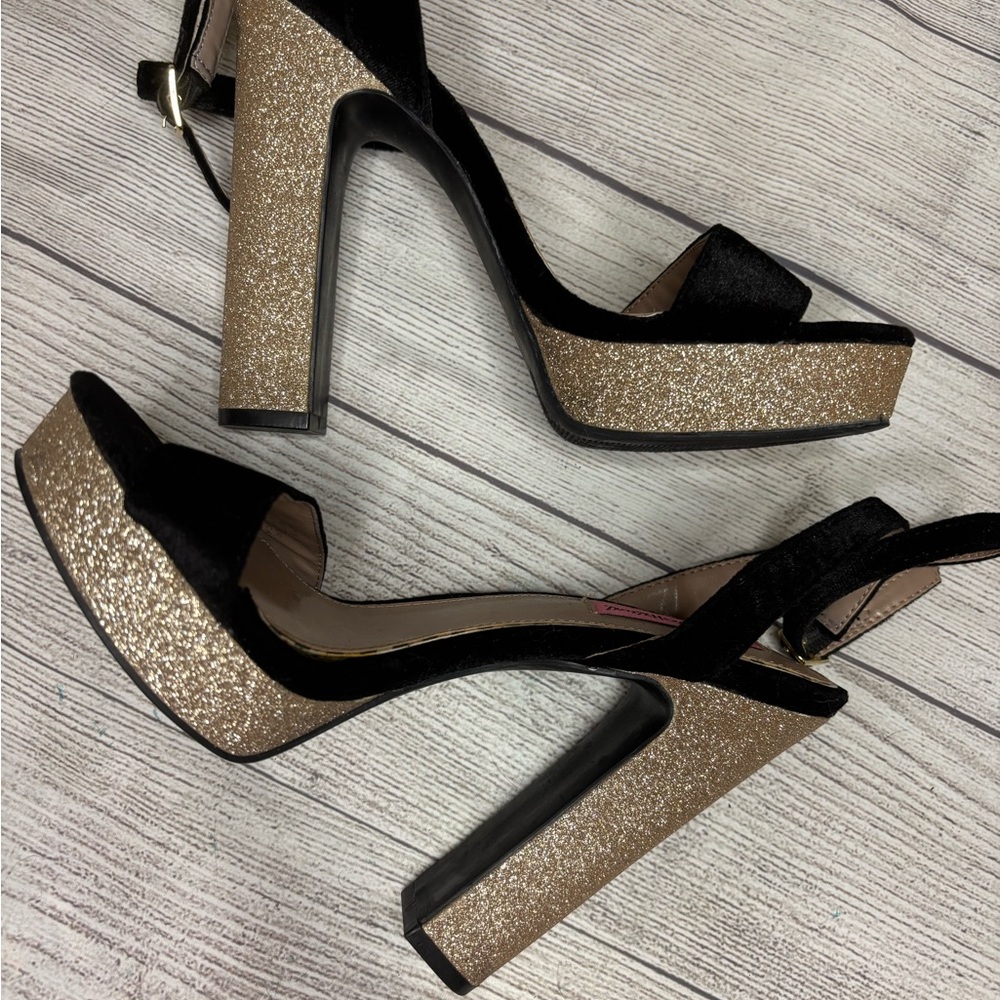 Betsey Johnson Mattie Black and Gold Glitter Platform Block Heel Sandals US 7.5